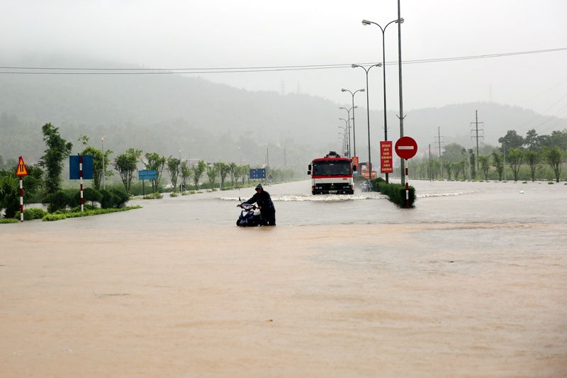 Ha Long ngap sau trong dem anh 9