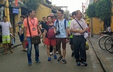 Xu ly huong dan vien Trung Quoc hoat dong chui hinh anh