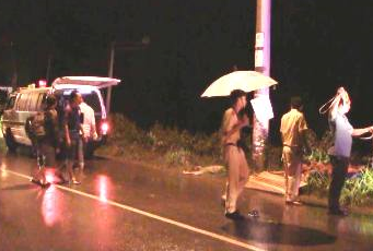 Xe may phong nhanh dam cot dien, 2 thieu nien chet tham hinh anh