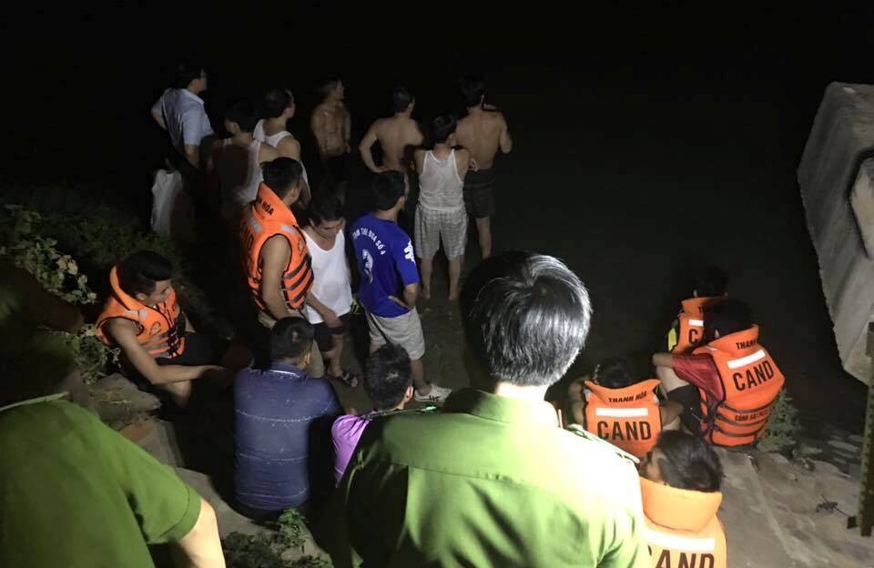 Canh sat trang dem mo tim nam sinh duoi nuoc hinh anh