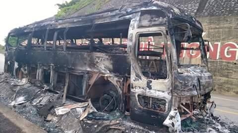 Xe khach bien nuoc ngoai tro khung tren duong Ho Chi Minh hinh anh