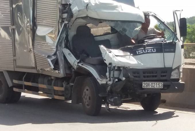 Tong vao duoi oto tai, phu xe chet ket trong cabin hinh anh