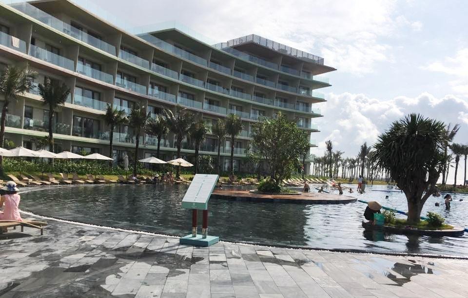 Du khach to bi bo roi sau khi nga gay chan o FLC resort hinh anh