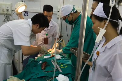 Nguoi dan ong nguy kich vi ca ro chui vao khi quan hinh anh