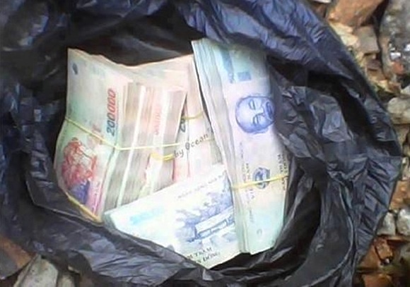 Canh sat giao thong tim chu nhan boc tien lon roi tren duong hinh anh