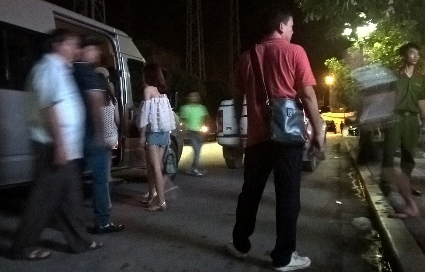 cảnh sát đột kích bar Lam Kinh ảnh 2 canh sat dot kich bar Lam Kinh anh 2