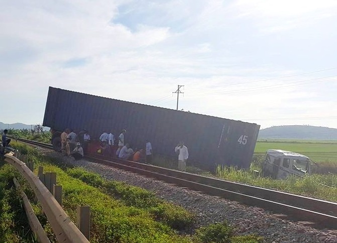 Duong sat tac nghen vi xe dau keo vat ngang duong ray hinh anh