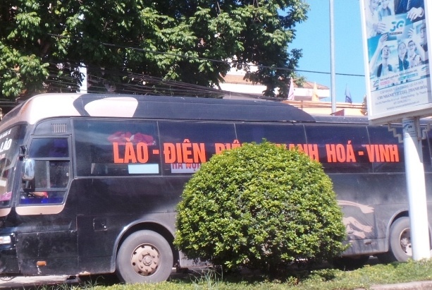 Xe khach bien nuoc ngoai van chuyen 18 chan gau hinh anh