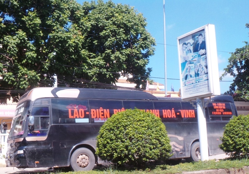 Xe khach cho chan gau anh 1