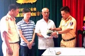 Nhat hon 40 trieu, CSGT tra lai cho nguoi dan hinh anh