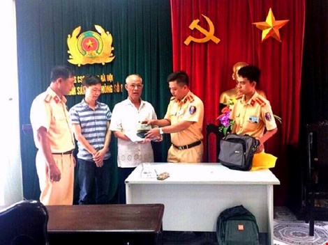 CSGT trả 40 triệu nhặt được cho dân ảnh 1 CSGT tra 40 trieu nhat duoc cho dan anh 1