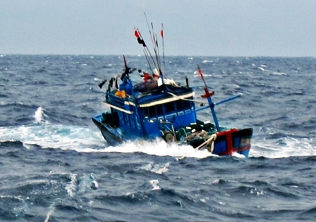 Tam ngu dan tren 2 tau ca gap nan do bao Mirinae hinh anh