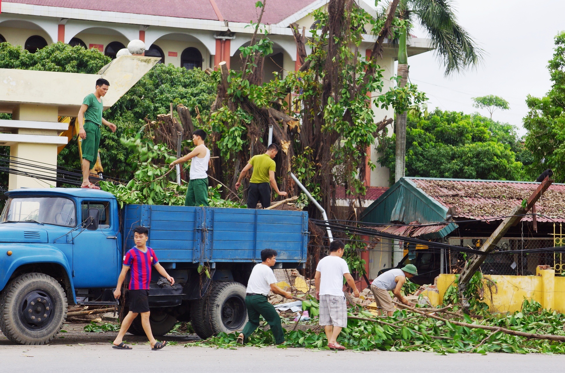 Nam Dinh tan hoang sau bao anh 15