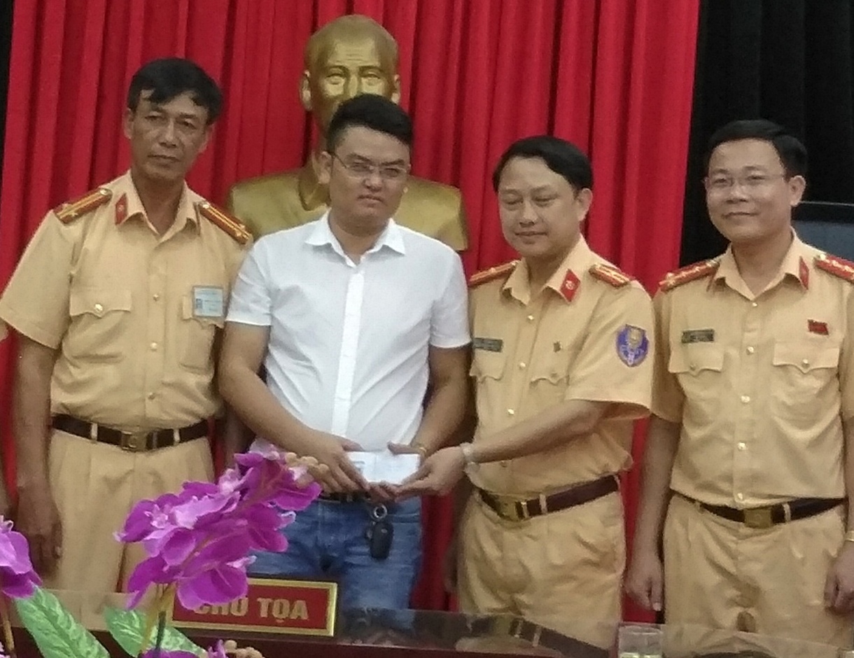 CSGT trao tra 21 trieu dong cho bac si danh roi tien hinh anh