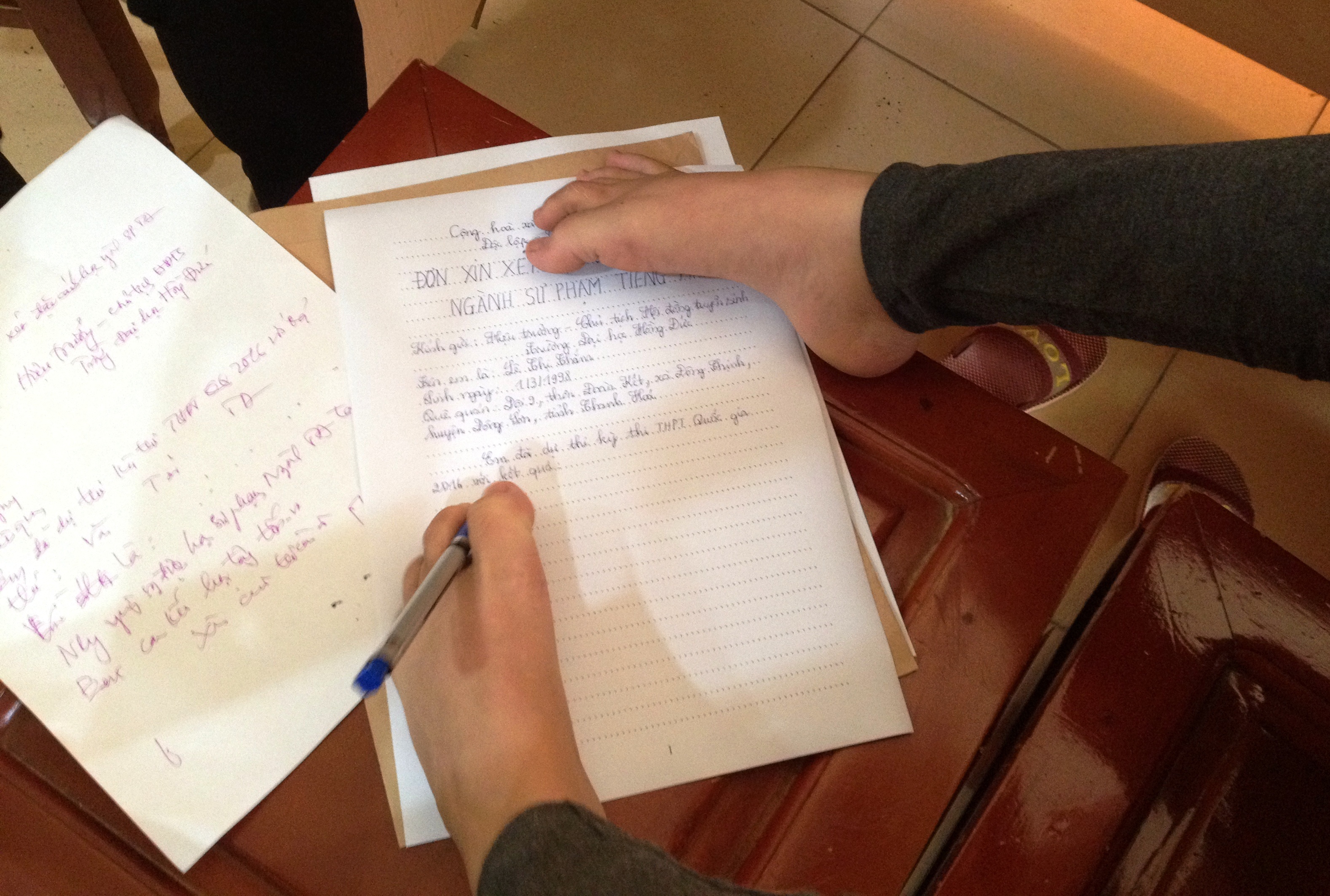 nu sinh khong tay vao dai hoc anh 2