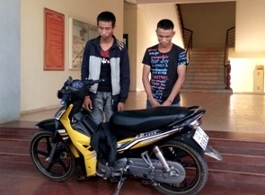 Cap doi vut xe bo chay khi thay canh sat co dong hinh anh