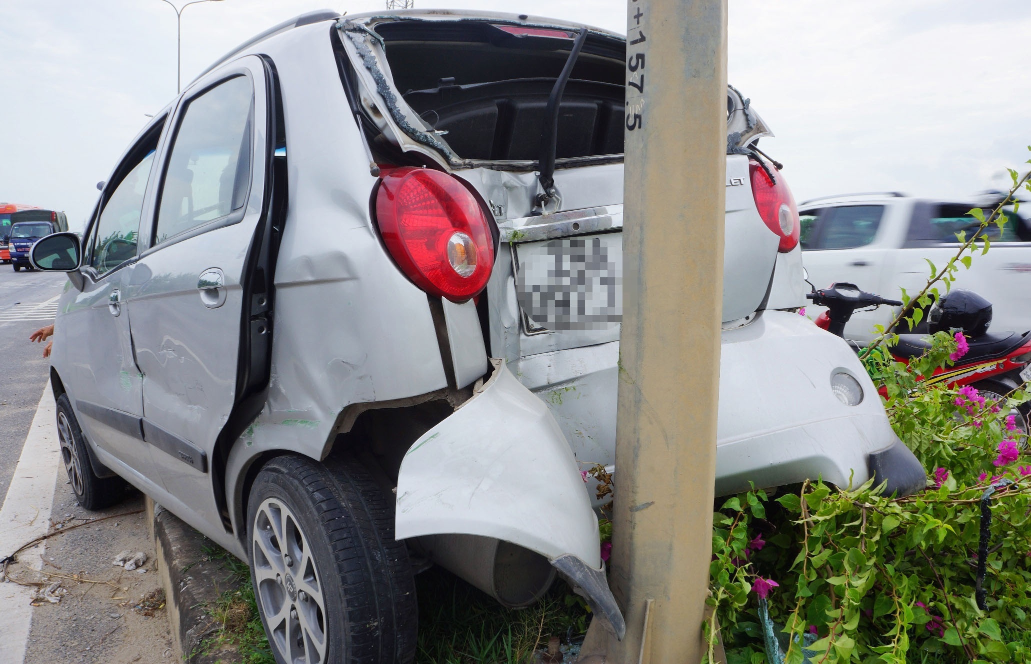 xe Chevrolet gap nan anh 1