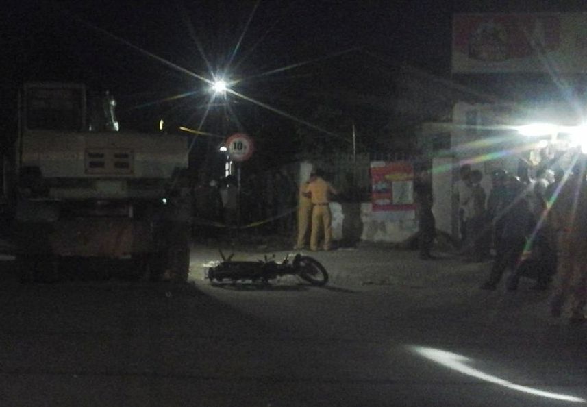 Xe may kep ba dam may muc, 2 thieu nien tu vong hinh anh