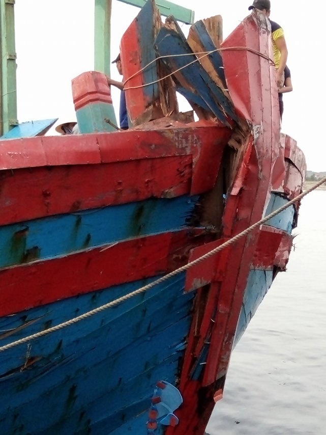 tàu ngư dân Thanh Hóa bị tàu lạ đâm ảnh 2 tau ngu dan Thanh Hoa bi tau la dam anh 2
