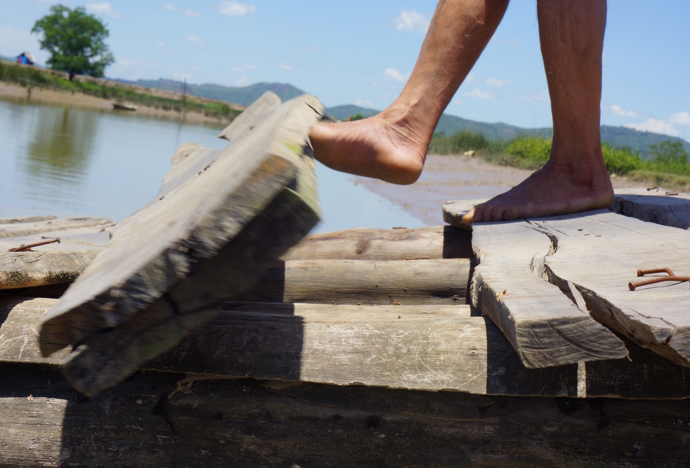 Nguoi dan lieu mang qua cau phao tu than hinh anh