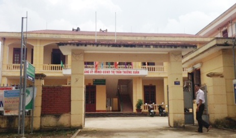 Dinh chi truong cong an thi tran 'an vung' trong nha nghi hinh anh
