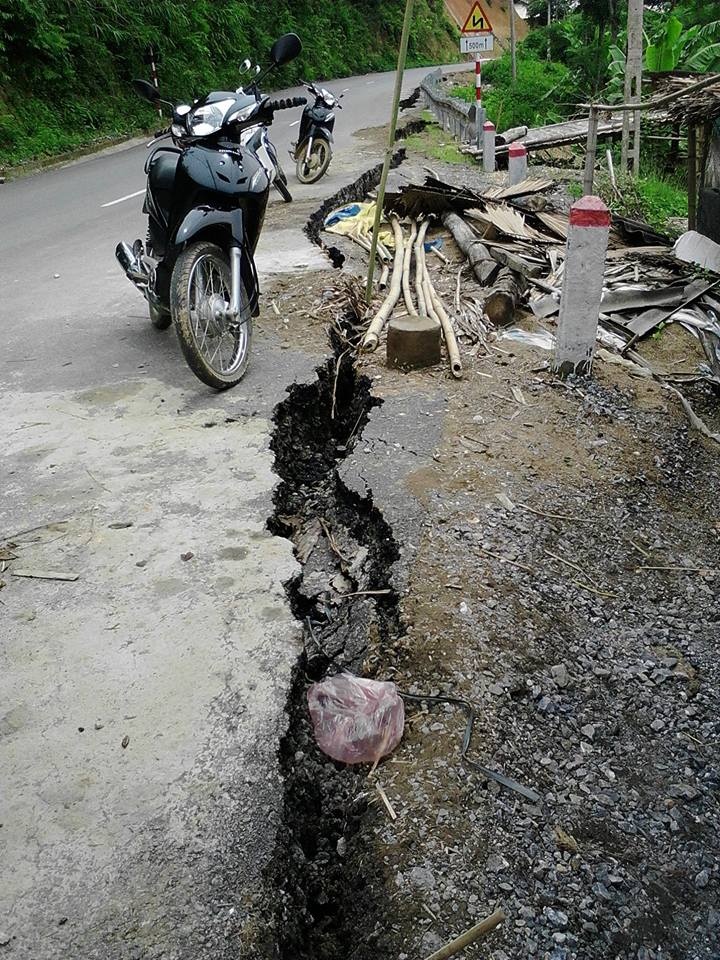 Di dân khẩn cấp vì quốc lộ nứt dài ảnh 1 Di dan khan cap vi quoc lo nut dai anh 1