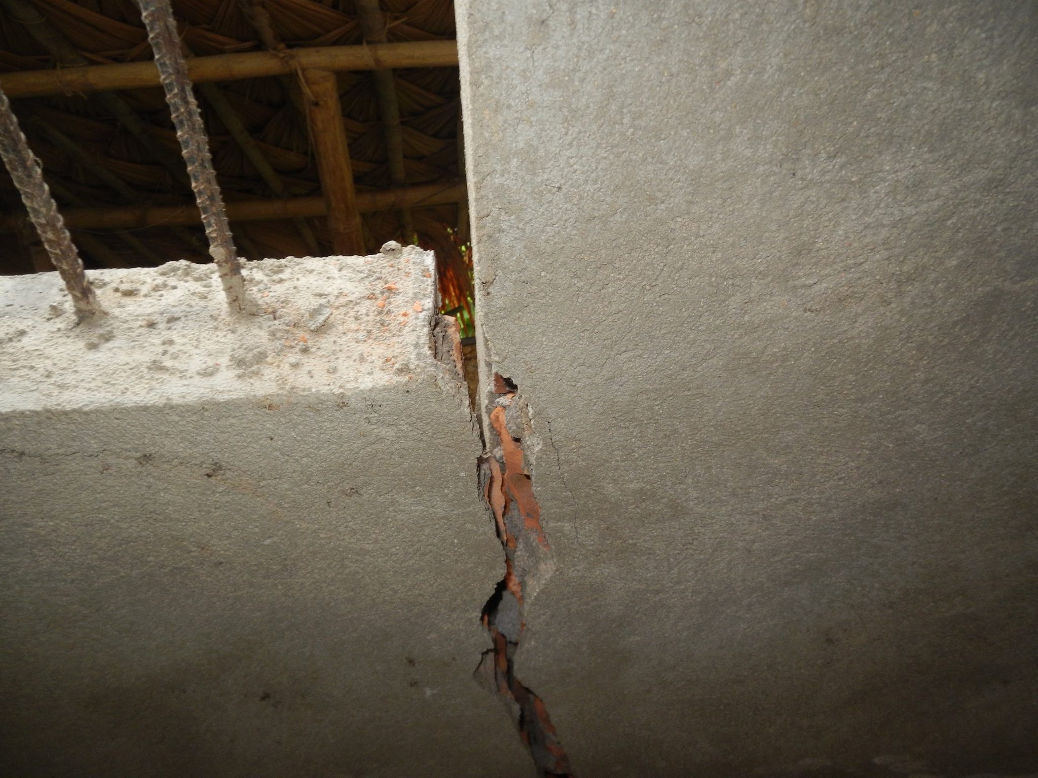 Di dân khẩn cấp vì quốc lộ nứt dài ảnh 2 Di dan khan cap vi quoc lo nut dai anh 2