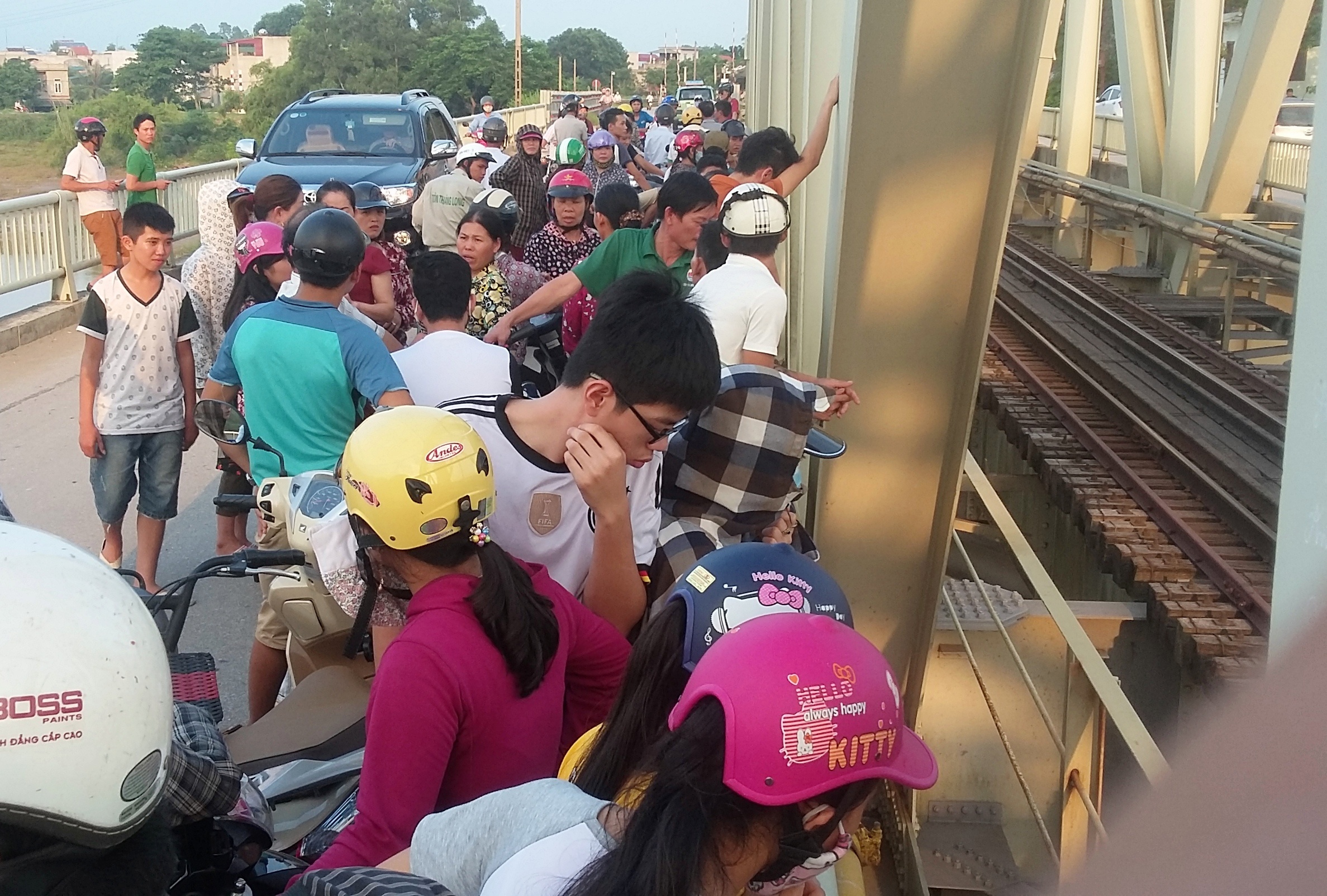 Bat luc nhin nam sinh lop 12 nhay cau Ham Rong tu tu hinh anh