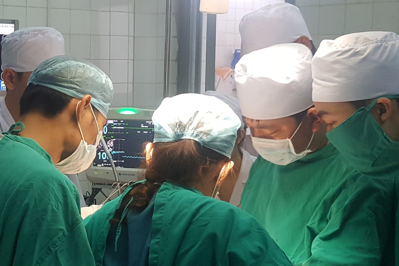 Bac si hien mau cuu song benh nhi vo tang hinh anh