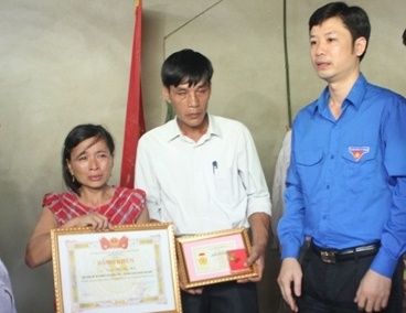 Tang huy hieu Tuoi tre dung cam cho nu sinh cuu 2 ban nho hinh anh