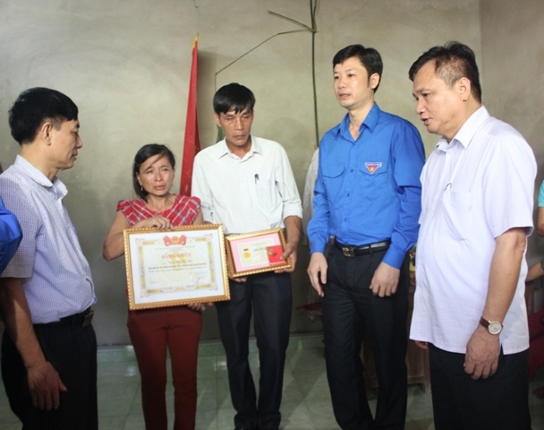 nu sinh cuu 2 em nho anh 1