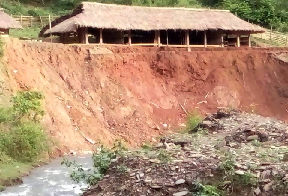 Di doi khan cap truong hoc vi sat lo sau bao hinh anh