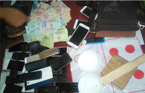 Sới bạc trên xe khách ảnh 2 Soi bac tren xe khach anh 2