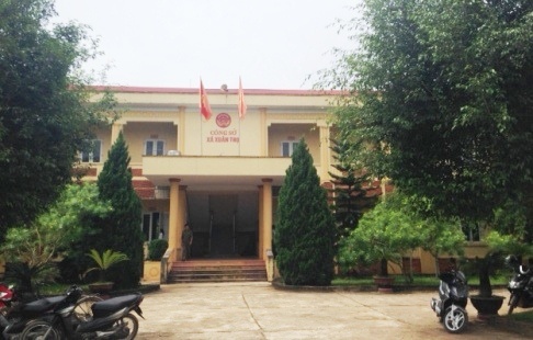 Chu tich xa bi doa chat chan, dot nha hinh anh