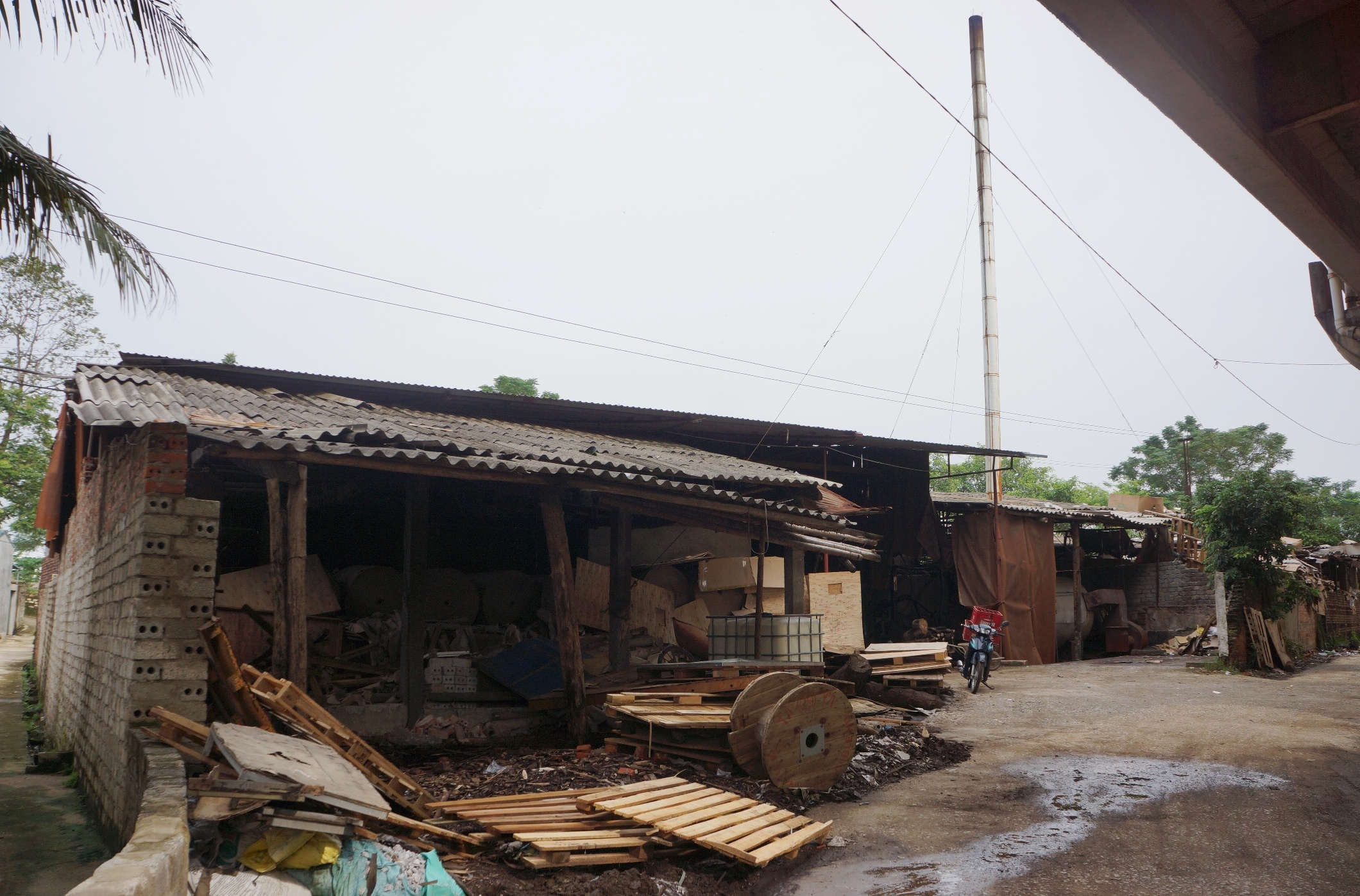 nha may giay gay o nhiem anh 2