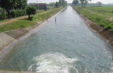 Hai hoc sinh lop 5 duoi nuoc khi di tam kenh hinh anh