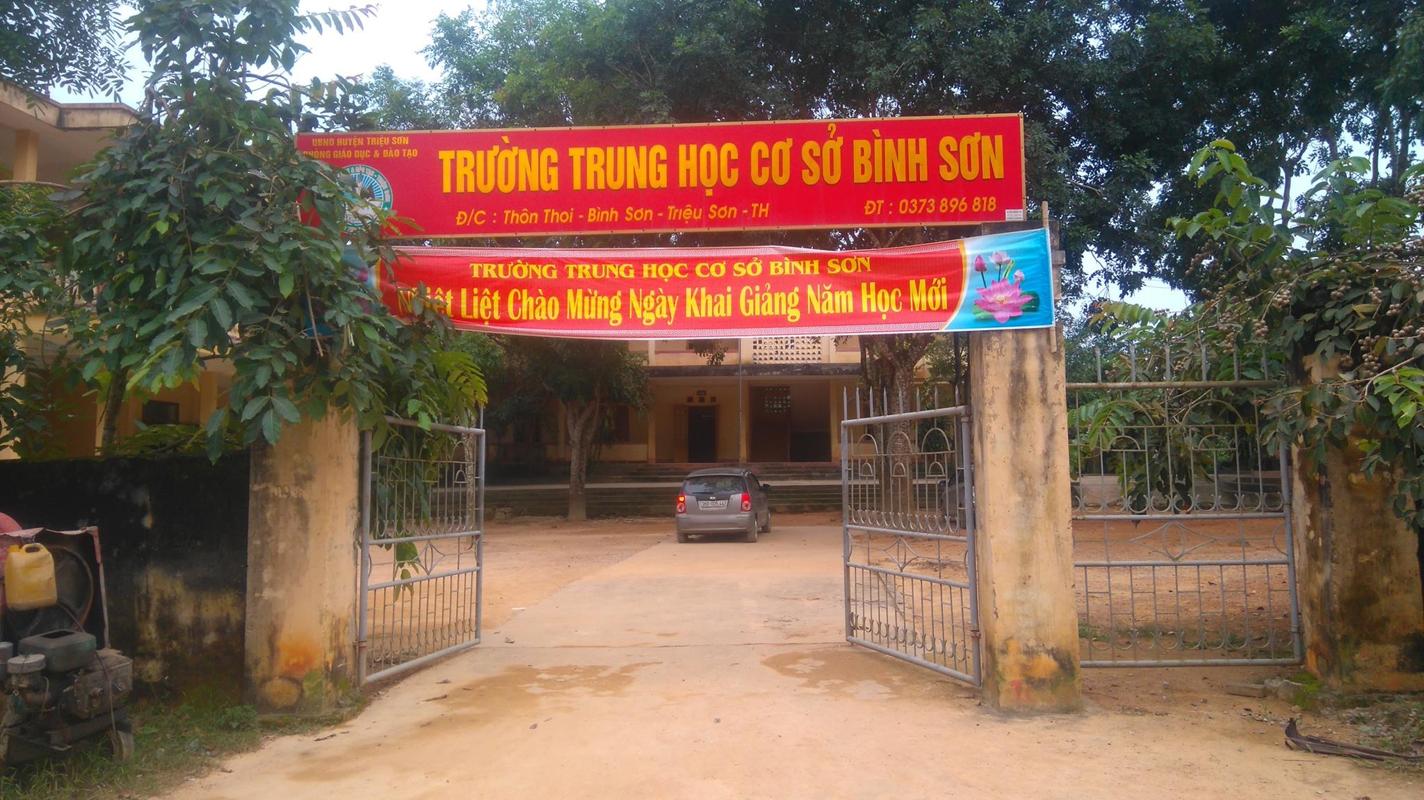 Phó hiệu trưởng đưa nữ sinh đi hát ảnh 1 Pho hieu truong dua nu sinh di hat anh 1
