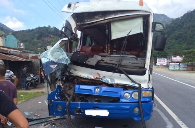 Phat xe khach duoc xe tai cuu tren deo Bao Loc 10,5 trieu hinh anh