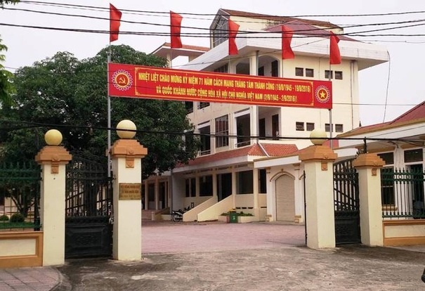 doanh nghiệp tặng ôtô cho huyện ảnh 1 doanh nghiep tang oto cho huyen anh 1