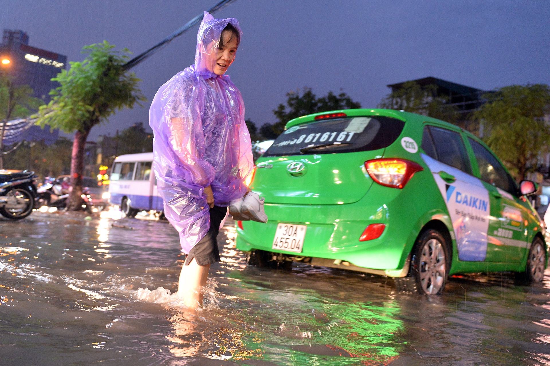 Nguoi Ha Noi loi bi bom sau con mua rao hinh anh