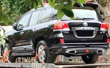 Doanh nghiep tang huyen 2 oto de 'chong bao' hinh anh