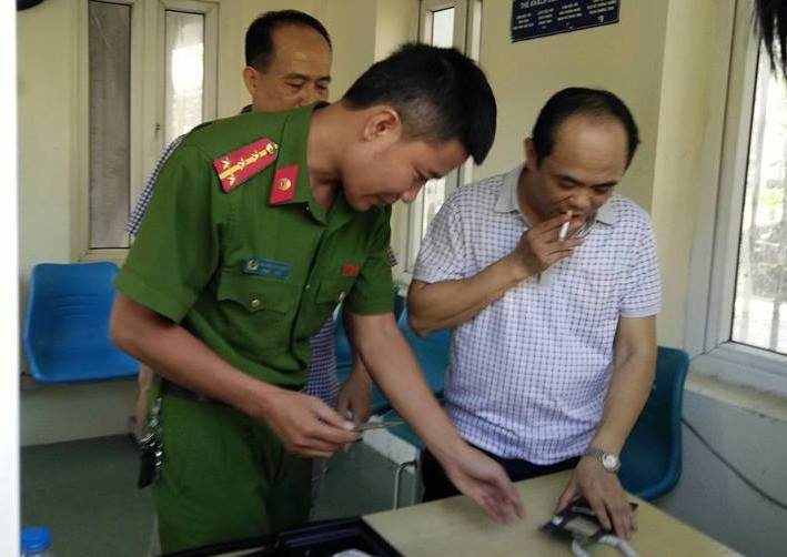 tông ôtô vào cổng UBND tỉnh Thanh Hóa ảnh 2 tong oto vao cong UBND tinh Thanh Hoa anh 2