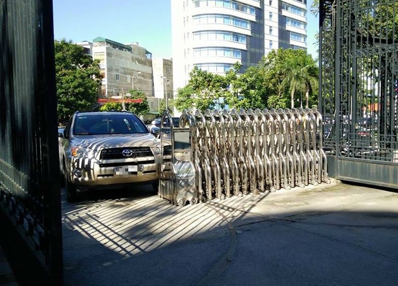 tông ôtô vào cổng UBND tỉnh Thanh Hóa ảnh 1 tong oto vao cong UBND tinh Thanh Hoa anh 1
