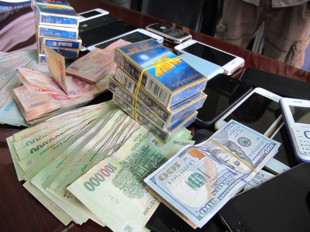 'Dung xem' danh bac, 2 can bo quan ly rung bi bat hinh anh