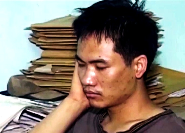 Dang bi truy na van mang theo 3 khau sung buon ma tuy hinh anh