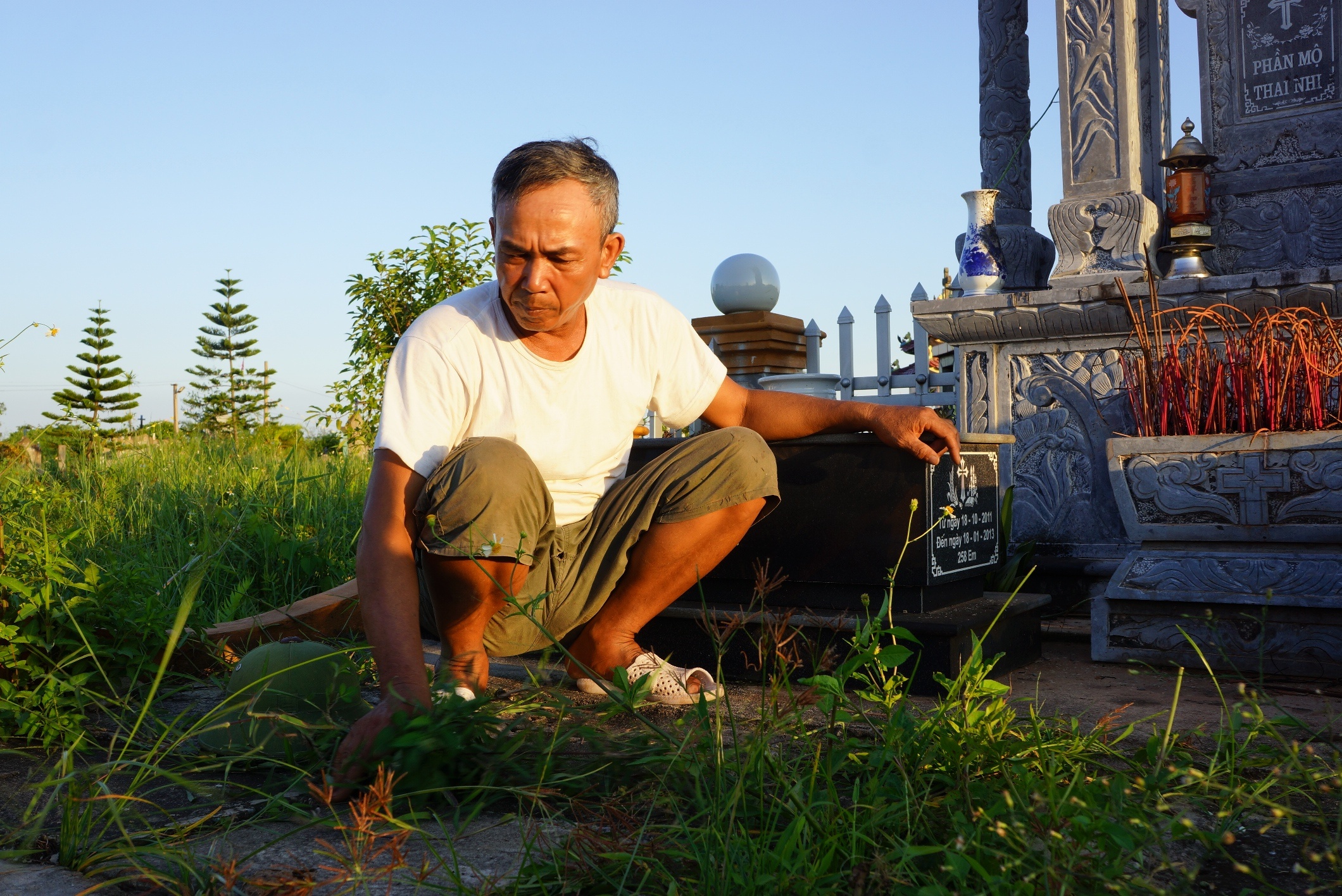 Nguoi dan ong chon cat hang nghin thai nhi hinh anh