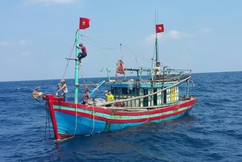 Cuu 5 ngu dan troi dat nhieu gio tren bien hinh anh