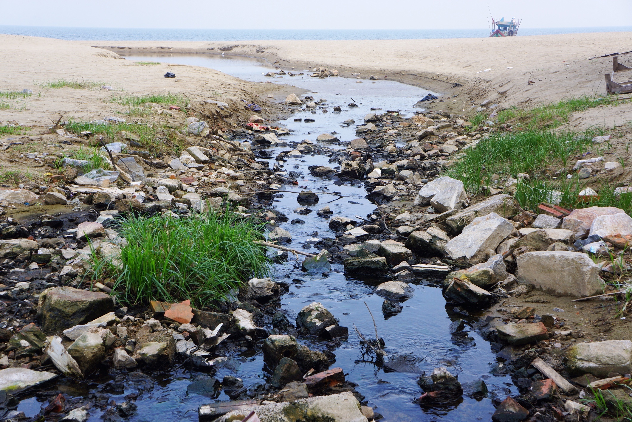 Nhieu cong nuoc thai den ngom xa ra bien Sam Son hinh anh