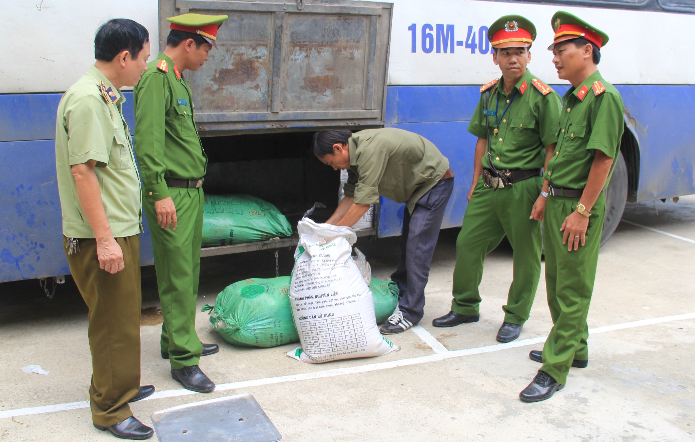 Xe khach cho noi tang thoi anh 1