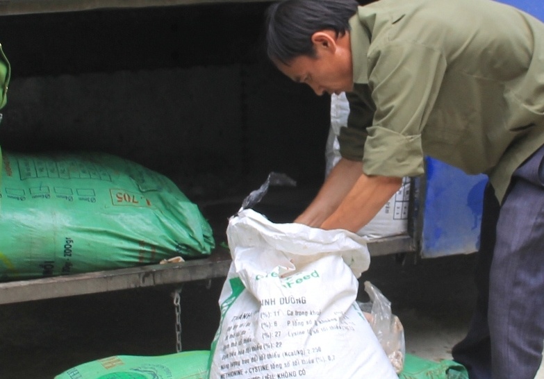 Xe khach cho nua tan noi tang, da lon thoi hinh anh